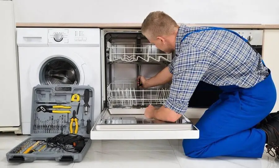 Ayaş Protherm servisi teknisyen ekibi beyaz eşya tamiri yaparken